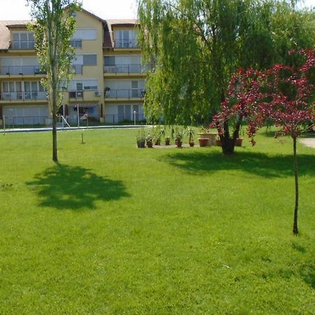 Venusz Apartman Cserkeszolo Exterior foto